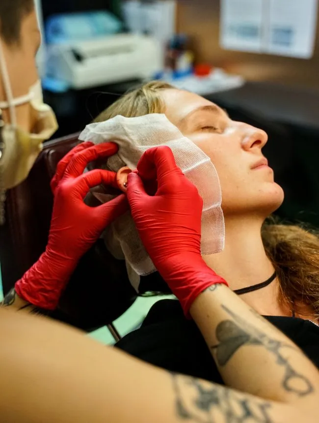 Helix piercing laten zetten: alles wat je moet weten