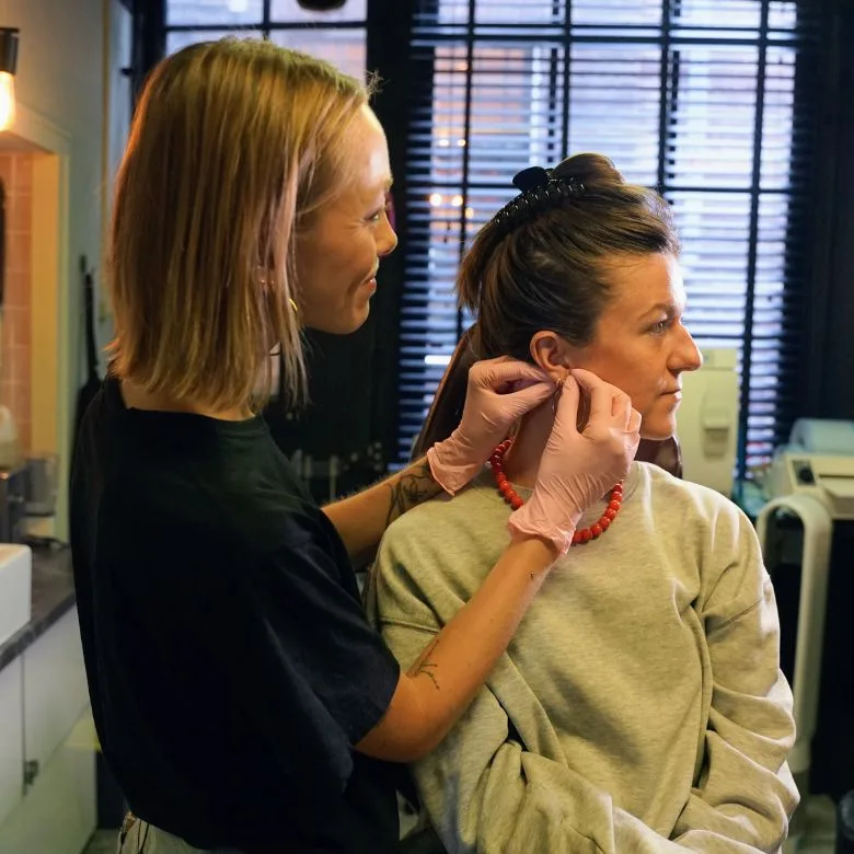 Piercing laten zetten vóór je vakantie? Dit moet je weten