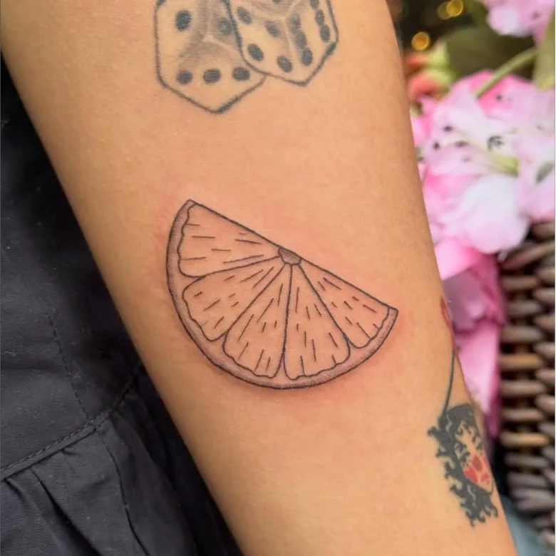 Tattoo laten zetten in de zomer? Dit moet je weten over zon, zwemmen en vakantie