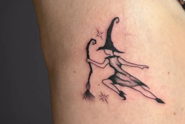 15 Halloween tattoo ideeën voor spooky season. Van kleine spookjes en vleermuizen tot tarot, slangen en subtiele designs: ontdek inspiratie voor je volgende tattoo.